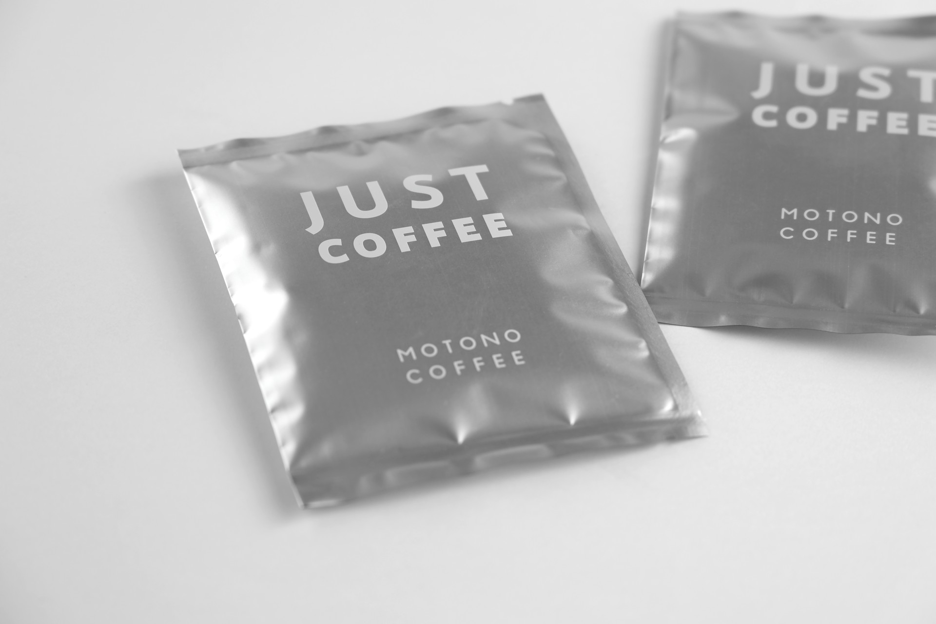 コーヒーバッグ「JUST COFFEE」の銀色のパッケージ