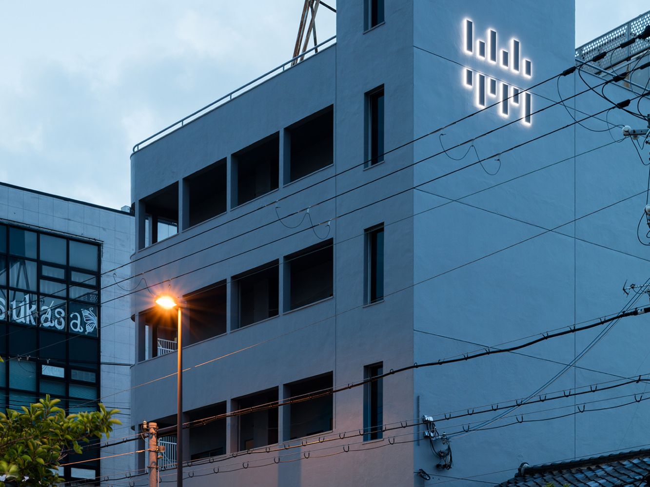 rhythm 建物外観サイン